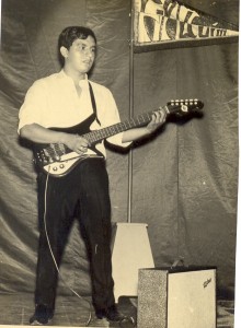 Alfredo en una presentacion de fin de año en el Colegio "San José", en 1967.