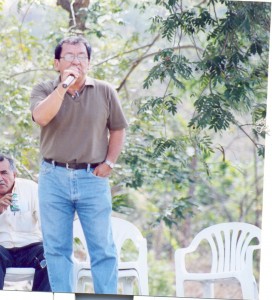 Ing. Alfredo Alvarez. Convencion ingenieros (Prosperina-2001). Al fondo, Lucho Castro, presidente de la APESPOL de ese entonces.