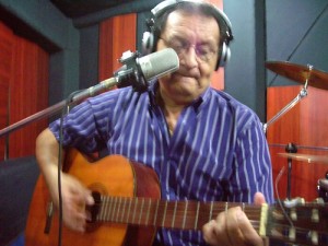 Alfredo Alvarez C. añade guitarra y coros, a sus grabaciones.