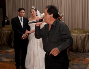 Alfredo interpretando "No pensé enamorarme otra vez" en el matrimonio de Alex y Melissa.