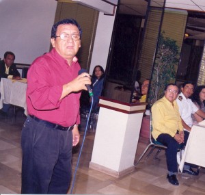 Alfredo Alvarez canta en el Hotel Ramada, en el homenaje al Ing. Daniel Tapia.