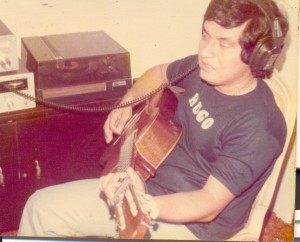 Alfredo Alvarez, en ese entonces con 23 años, graba con guitarra sus canciones en su casa de la Nueva Kennedy