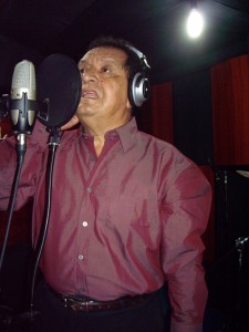 El Ing. Alvarez graba en el estudio de la Espol - Peñas, las canciones para su disco.