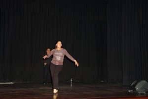 Patricia Lozano y una muestra de lo que es bailar. Al fondo, el Ing. Alvarez.