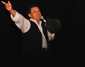 Alfredo Alvarez, Las Peñas 3 de Mayo 2010, interpretando un poutpurri de Sandro.