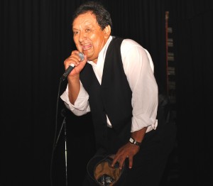 Alfredo Alvarez, las Peñas, 3 de Mayo 2010, cantando "Algo contigo".
