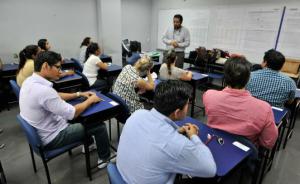 aula de clases dando examen