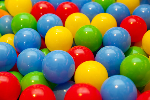 pelotas para niños de colores en lugar de juegos