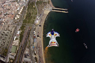 Paracaidista Wingsuit cayendo