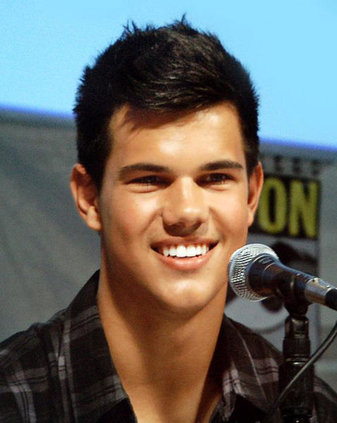 478px-taylor_lautner_at_the_2009_san_diego_comic_con1