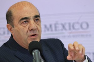 El fiscal general de México, Jesús Murillo Karam, en la conferencia de prensa donde dio detalles del hallazgo de cadáveres (EFE)