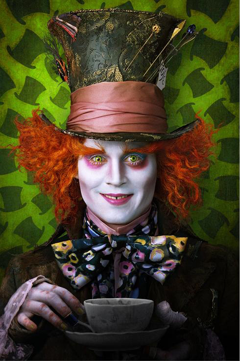 Johnny Deep será el "Sombrerero Loco". Sumando así uno más a su lista de personajes excéntricos y a sus colaboraciones con Tim Burton. 