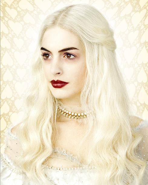 Anne Hathaway, quien fue nominada este año al Oscar a mejor actriz, se une también al elenco de la película interpretando a la Reina Blanca, la cual fue derrocada por su hermana (La Reina Roja)