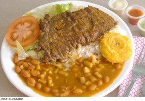 Menestra con carne asada