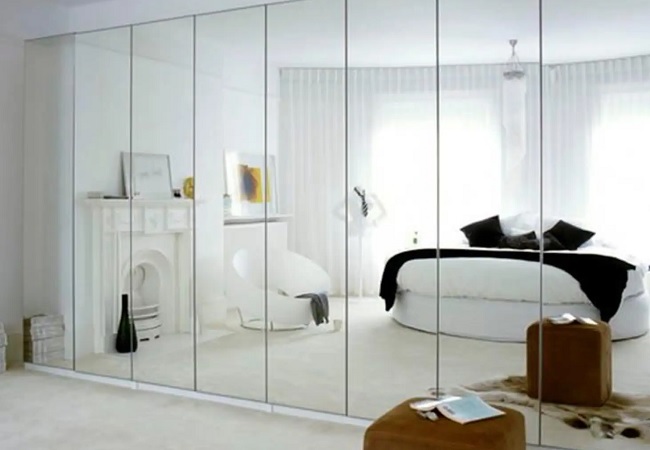 Aprovecha el espacio sin reformar los espejos como elemento constructivo