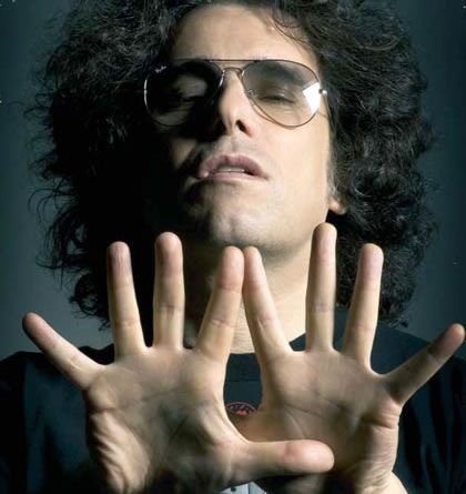 Andrés Calamaro nació el 22 de agosto de 1961 en Buenos Aires (Argentina). Muy pronto comenzó a mostrar interés por la música, no tardando en componer sus propias canciones.