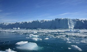 Glaciar derritiendose por el calentamiento 