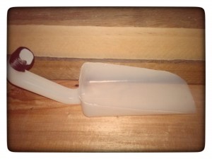 Recogedor hecho de un envase plástico