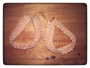 Encaje cortado y quemado en las terminaciones