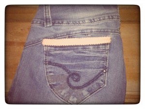 Pantalón adornado con encaje