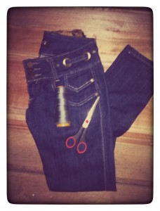 Pantalón, tijera, aguja e hilo