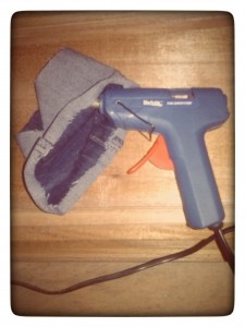 Silicona caliente pegando el filo de la pieza de jean