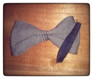 Forma de lazo pegada con silicona caliente