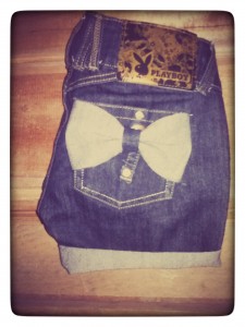 Decoramos nuestro short con los lazos .