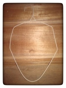 Con las dos manos estiramos el armador hasta obtener esta figura