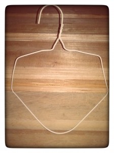 Doblamos el armador de tal forma que pueda permanecer estable o sentado sobre una superficie plana