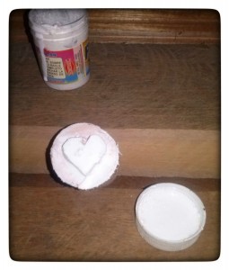 Figura en el tubérculo mojada con pintura para tela