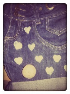 Se marca el dibujo con pintura sobre el short