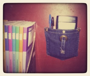 El bolsillo colgado en la pared del escritorio