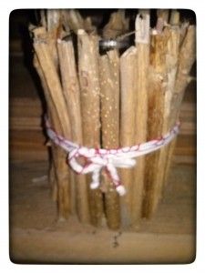 Ramas alrededor del frasco aseguradas con la liga que está cubierta por la piola