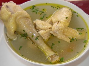 caldo-de-gallina-criolla-condimentado-con-productos-naturales-de-manabí-ecuador