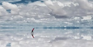 Con una superficie de 12.000 km², el Salar de Uyuni es el mayor desierto de sal continuo del mundo.  Ubicado al sur de Bolivia, este salar es una de las mayores reservas de litio del mundo.  Cada año lo visitan alrededor de 60.000 turistas, lo que le hace uno de los sitios más visitados de Bolivia.
