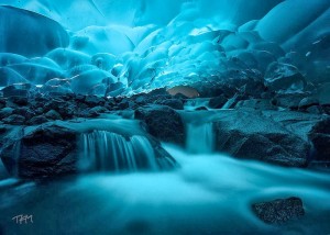 El glaciar Mendenhall Valley ubicado en Alaska tiene un largo de 19 km una de las mas impresionantes vistas es su cueva de hielo extremadamente azul color que adquiere gracias a la luz solar que traspasa por sus paredes, su centro recibe mas de 500.000 turistas al año.