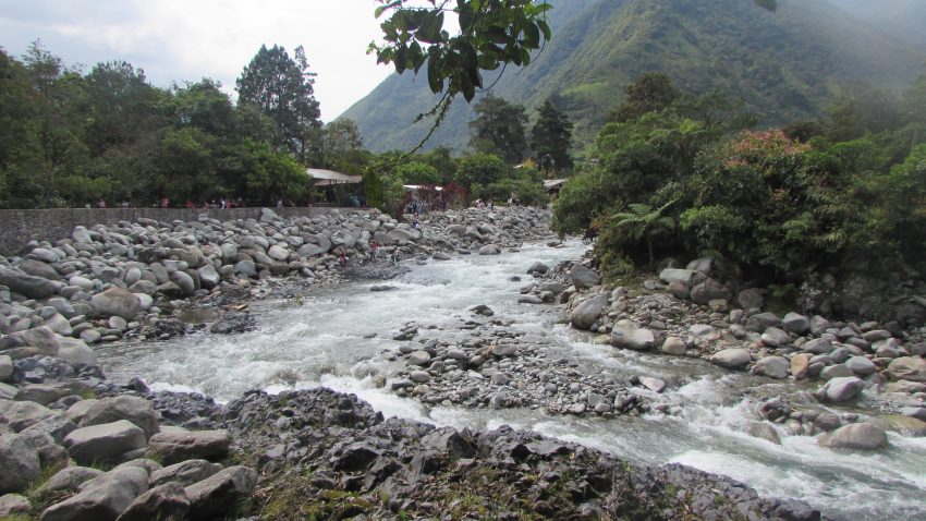 río formado por las aguas de la cascada. 