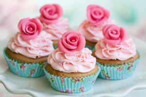 cream-roses-cupcakes-570x380