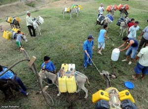 TOSAGUA, Manabí. Campesinos de diversas comunidades rurales llegan hasta el sitio la Y de la vía Tosagua-Bahía desde las 06:00 para aprovisionarse de agua.