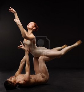 13077912-pareja-de-bailarines-de-ballet-posando-sobre-fondo-oscuro