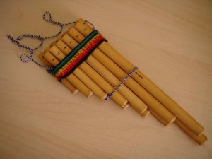  Realizado en caña con adornos de tela hechos a mano, con cordón para poder colgar al cuello, y la notación musical escrita en cada caña.as zampoñas, sikus o antaras son un conjunto de instrumentos de viento compuestos de tubos huecos tapados por las manos.