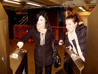 Demi en el metro de NY