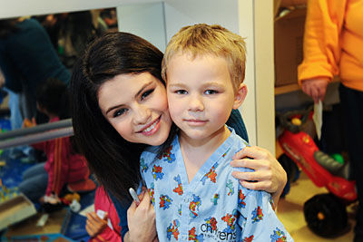 Selena Gomez con los niños de medical center