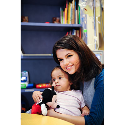 Selena Gomez con los niños de medical center