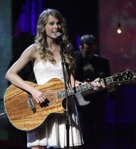 taylor-swift-performs-at-the-hope-for-haiti-now