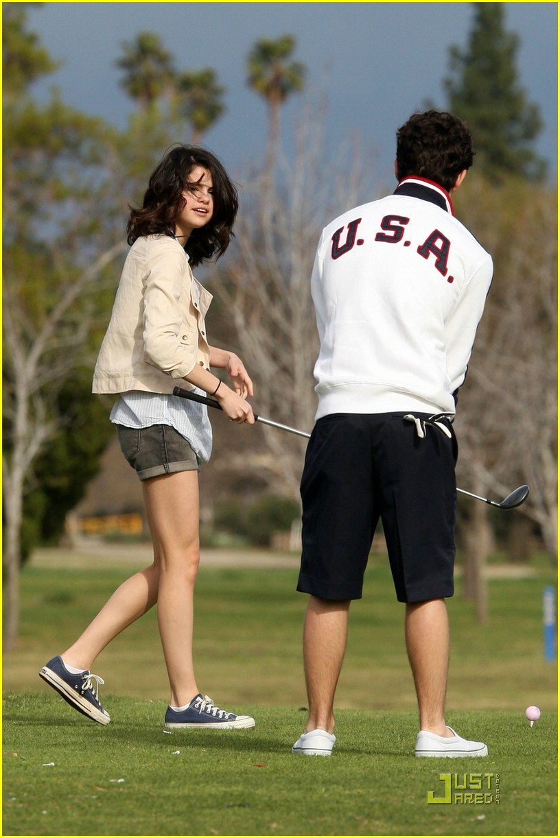 Nick Jonas y Selena Gomez jugando golf