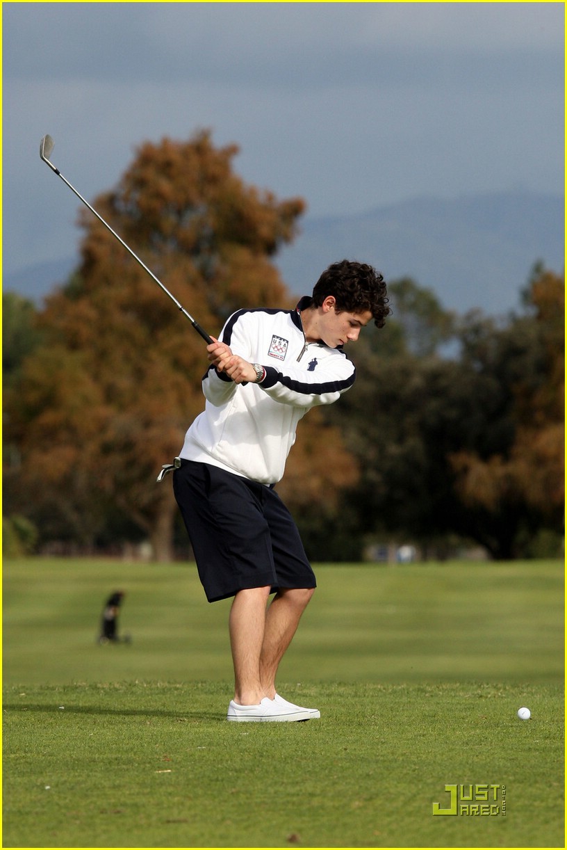 Nick Jonas y Selena Gomez jugando golf