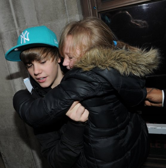 Justin Bieber abrazado por una fan