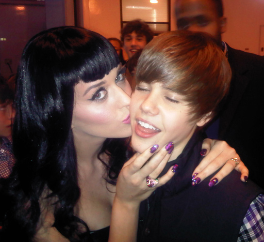 Justin Bieber beso con Katy Perry en los kids choice awards 2010